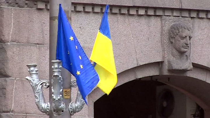 Активисты сняли флаг Украины со здания муниципального совета в болгарской Софии Активисты сняли флаг Украины со здания муниципального совета в болгарской Софии