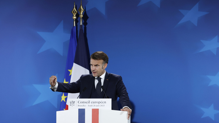 Euractiv: Макрон опоздал на саммит ЕС, представ в растрепанном виде Euractiv: Макрон опоздал на саммит ЕС, представ в растрепанном виде