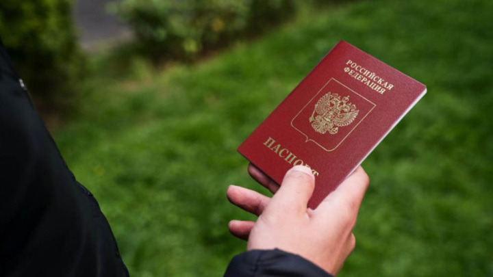 В Петербурге мужчина поджег свой паспорт РФ и прикурил от него ради фото В Петербурге мужчина поджег свой паспорт РФ и прикурил от него ради фото