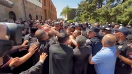 Армянские силовики увезли архиепископа Микаэла Аджапахяна после потасовки Армянские силовики увезли архиепископа Микаэла Аджапахяна после потасовки
