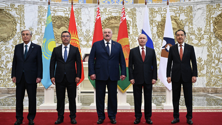 Путин прибыл на саммит ЕАЭС в Минске Путин прибыл на саммит ЕАЭС в Минске