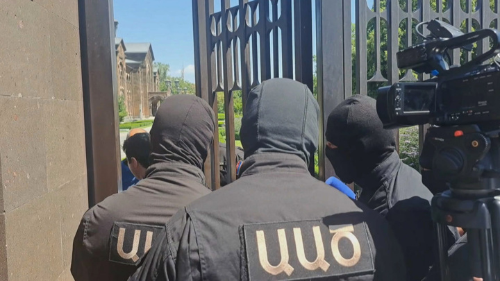 Новые подразделения спецназа прибыли к резиденции главы армянской церкви Новые подразделения спецназа прибыли к резиденции главы армянской церкви