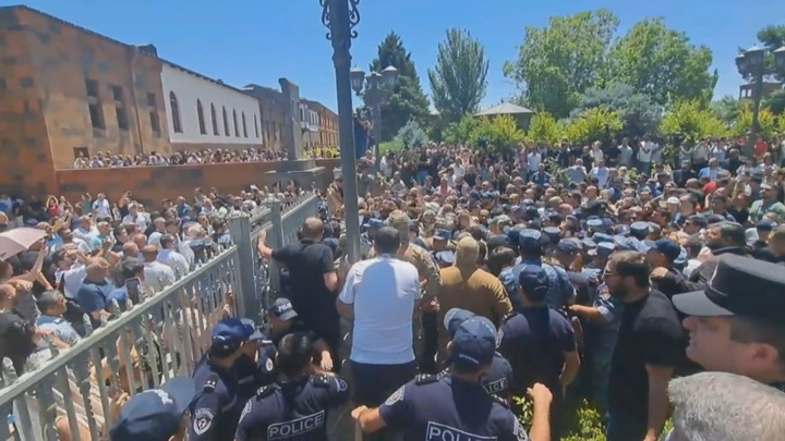 Здание СК Армении оцеплено полицией по приезде архиепископа Микаэля Здание СК Армении оцеплено полицией по приезде архиепископа Микаэля