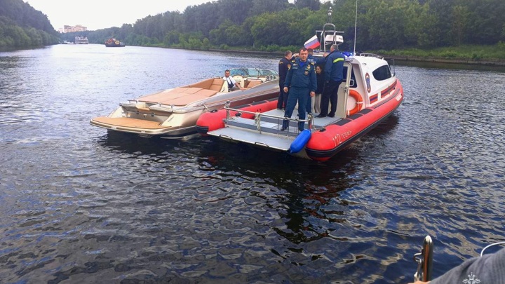 Водолазы обнаружили тело 5-летнего мальчика, упавшего за борт катера в Подмосковье Водолазы обнаружили тело 5-летнего мальчика, упавшего за борт катера в Подмосковье